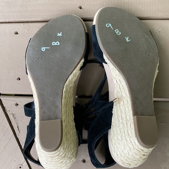 NWT Vionic Wedge Suede Sandals 11 - Picture 6 of 11